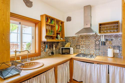 Icod el AltoにあるCASAS EN FINCA ECOLÓGICA LA ESPIRAL, NATURALEZA, CALMA Y VISTAS al MAR,のシンクと電子レンジ付きのキッチン