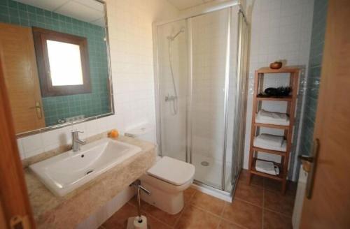 Un baño con lavabo, ducha e inodoro. en Gran Casa de Montana, en Fornells de la Muntanya