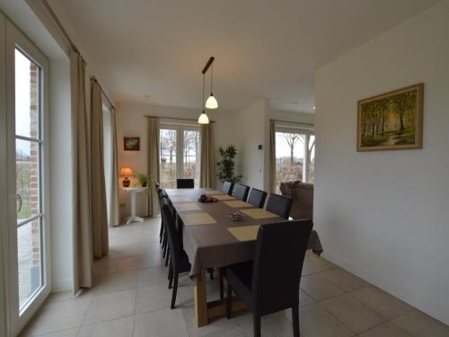 ein Esszimmer mit Tisch und Stühlen in der Unterkunft Sint-Amands Country Escape in Sint-Amands