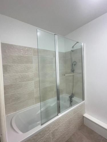 Spacious & bright apartment Joliette district