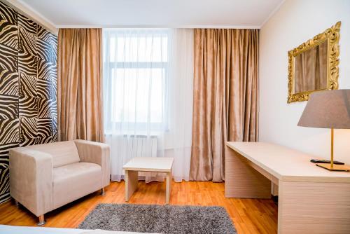 a room with a desk and a chair and a window at Guci Hotel in Constanţa