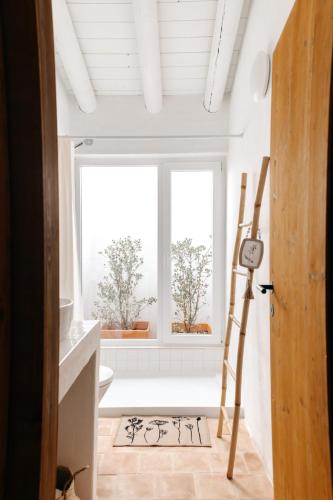 a room with a ladder and a window at Casa Majú - Algarve in Valados