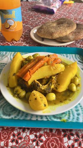 two pictures of a plate of food with potatoes and vegetables at Deroua in Deroua