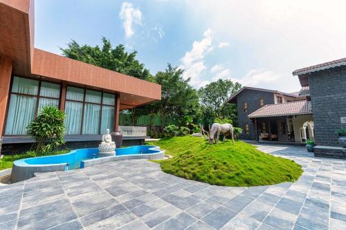 Bazén v ubytování Nishigandha Jal Mahal Resort nebo v jeho okolí