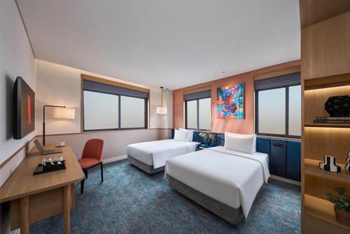 Ένα ή περισσότερα κρεβάτια σε δωμάτιο στο M Village Hotel Kim Mã