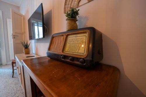 an old television sitting on top of a wooden table at Casa Manbrù by Studio Vita in Siculiana