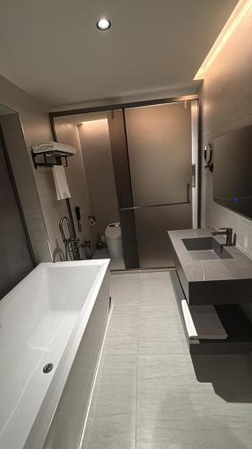 Bilik mandi di Golden New Hotel-Smart Hotel