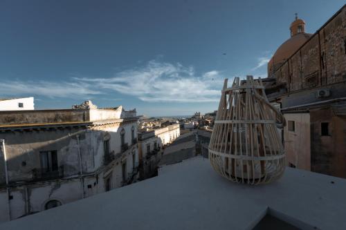 a metal object sitting on top of a building at Casa Manbrù by Studio Vita in Siculiana
