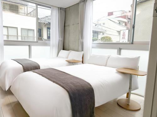 东京201Room,7-minute walk from Uguisudani Station located on the 2nd floor of an apartment-style building Twin room No elevator的有窗户的房间里有两张床