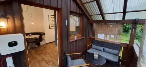 Blick auf ein Zimmer mit einem Tisch und Stühlen in der Unterkunft Appartement in Berghäuser mit Sonnigem Balkon in Grafenwiesen