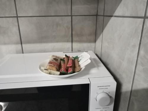 un piatto di cibo appoggiato sopra un microonde di Capital Park entire rental unit a Pretoria