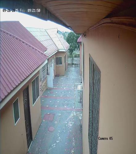 NsimaにあるMME Guesthouseの町の二棟の間の空路
