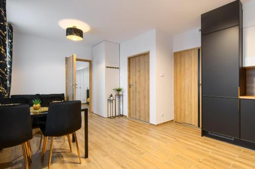 a living room with a table and chairs at Gicek Apartament 15A bezpłatny PARKING Faktura VAT 4 osobowy K-S SSE in Gorzów Wielkopolski