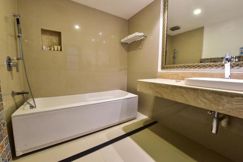 Silver Sands Serenity Resort, Candolimにあるバスルーム