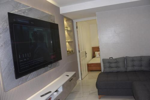 Μια τηλεόραση ή/και κέντρο ψυχαγωγίας στο studio y&i