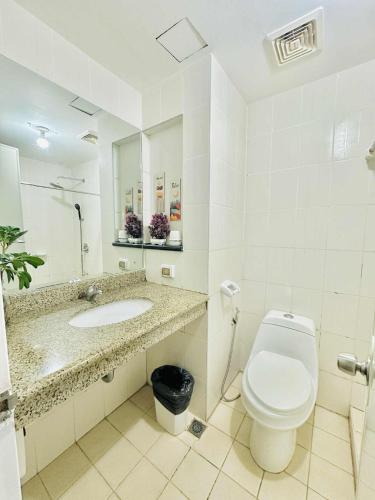 Ένα μπάνιο στο G04 Magallanes Residences Condominium