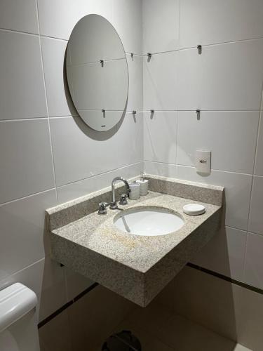 un baño con lavabo y espejo en Brookfield Towers 2912A, en Goiânia