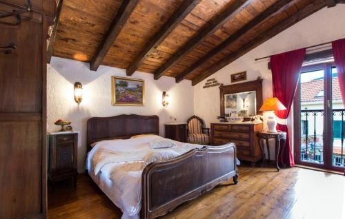 MedovdolacにあるVilla Olka-Makarska by Villas Guideの木製の天井と大きなベッドのある寝室
