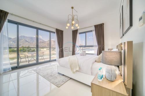 Katil atau katil-katil dalam bilik di Luxurious 4-Bedroom Villa with Assistant Room and Private Pool in Al Dana Island, Fujairah by Deluxe Holiday Homes
