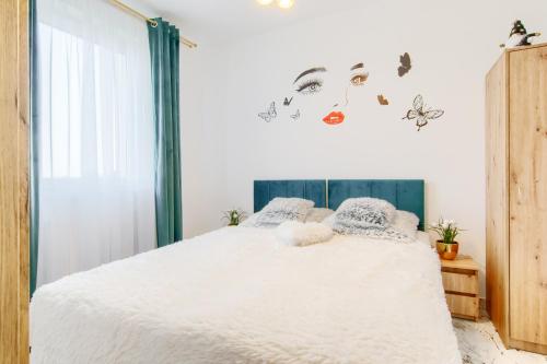 a bedroom with a white bed and a window at Gicek Apartament 19A bezpłatny PARKING Faktura VAT 4 osobowy K-S SSE in Gorzów Wielkopolski