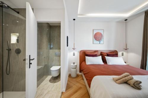 ニースにあるluxueux, spacieux dans le quartier du portのベッドルーム1室(ベッド2台、シャワー付)