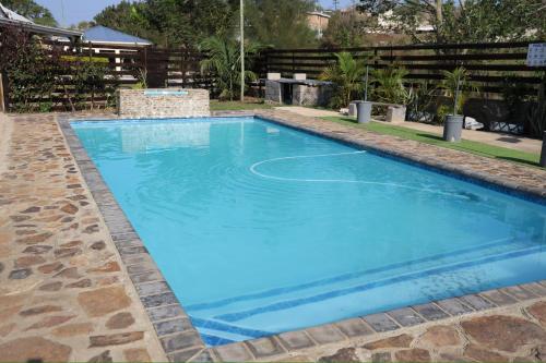 Πισίνα στο ή κοντά στο Falaza Lodge Jozini