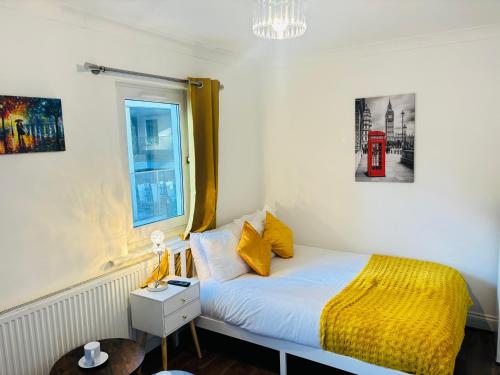 Postel nebo postele na pokoji v ubytování Royal Wharf Inn