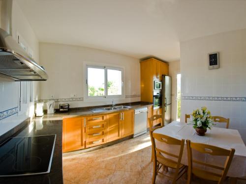 Dapur atau dapur kecil di Villa in Sant Josep near Cala Jondal Beach