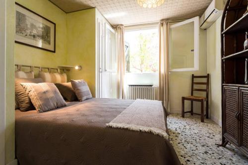 une chambre avec un grand lit et une fenêtre dans l'établissement Appartement Charme et Coeur, à Villefranche-sur-Mer