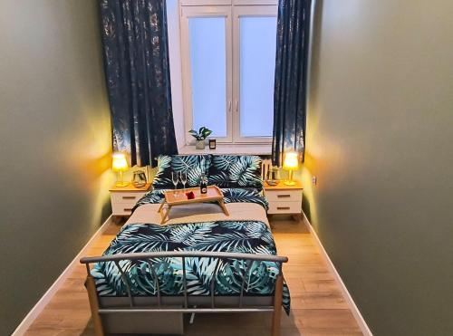 a small bedroom with a bed and a window at Kindermann Residence in Łódź