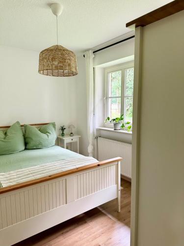 テルクテにあるWohlfühloase nähe Münster - Ruhige 120qm Wohnungのベッドと窓のある寝室