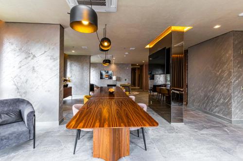 a dining room with a wooden table and chairs at Charlie Atmosfera Santo Amaro in Sao Paulo