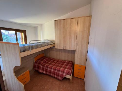 a small room with a bunk bed and a staircase at Rovellasca Tra Como e Milano in Rovellasca