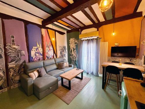 una sala de estar con un sofá y una mesa en Casa Colgada Mirador de Leonor by Gloove, en Cuenca