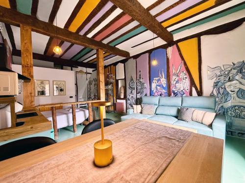 una sala de estar con una mesa y un sofá en Casa Colgada Mirador de Leonor by Gloove, en Cuenca