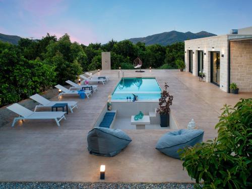 Bazén v ubytování PanStel Twin Villas with private pools and jacuzzi nebo v jeho okolí