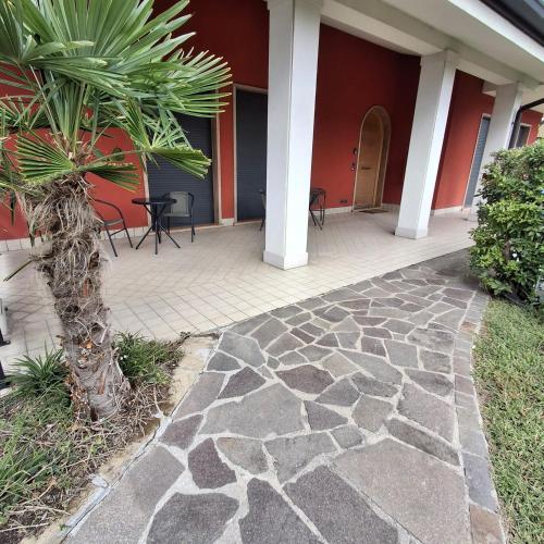 卡斯特努沃德加尔达Villa Montalto Castelnuovo del Garda的一座庭院,旁边是一座棕榈树