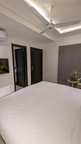 Ένα ή περισσότερα κρεβάτια σε δωμάτιο στο SkyHouse by Ace Luxe