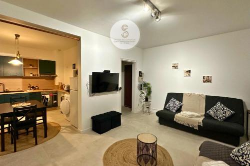 un salon avec un canapé et une cuisine dans l'établissement Escala Studio Arles, à Arles