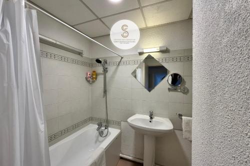 a bathroom with a sink and a toilet and a tub at Numéro Quarante Arles Center in Arles