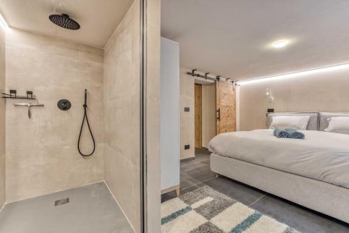 夏蒙尼-勃朗峰Luxurious Chalet Verney - 8 people的一间带大床和淋浴的卧室