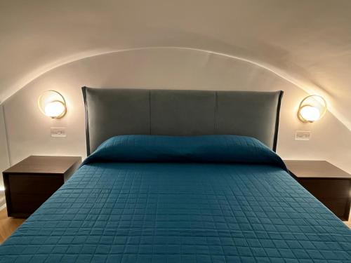 een slaapkamer met een bed met twee verlichting bij Loft Green Trani in Trani