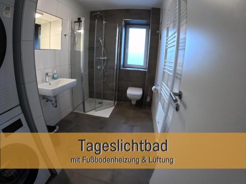 Ένα μπάνιο στο Ferienhaus Höckelheim - FeWo Sternentraum - 100qm - 3 Schlafzimmer - bis 6 Gäste - Babies reisen gratis - Balkon, Garten & Grill - Klimaanlage, Raffstores & Fußbodenheizung - Smart-TV - Küche mit Induktionsherd & Spülmaschine - nahe Göttingen