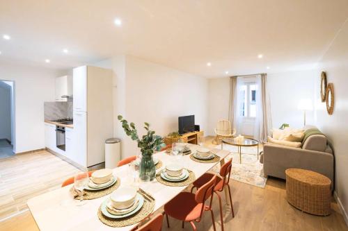 a living room with a table and chairs and a couch at Duplex Terrasse - Proche de Paris 6 pers in Saint-Denis