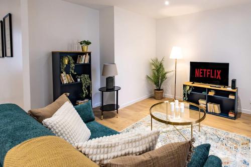 TV a/nebo společenská místnost v ubytování Appartement neuf 1BR 4 pers Proche metro