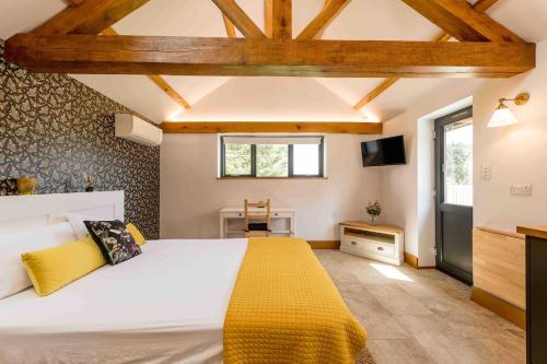 Una cama o camas en una habitación de Peaceful Hideaway in South Downs
