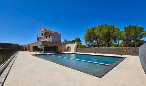 een zwembad voor een gebouw bij Cottage Cap d Agde in Agde