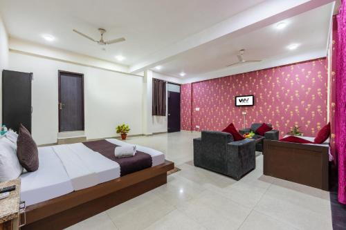 Hotel Warm Welcome - Noida Sector 20にあるテレビまたはエンターテインメントセンター