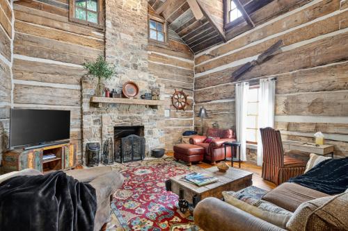 Μια τηλεόραση ή/και κέντρο ψυχαγωγίας στο Cabin Unbound - Historic Lakefront Comfort cabin