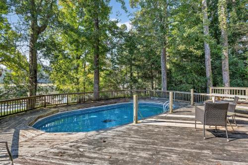 Πισίνα στο ή κοντά στο Cabin Unbound - Historic Lakefront Comfort cabin